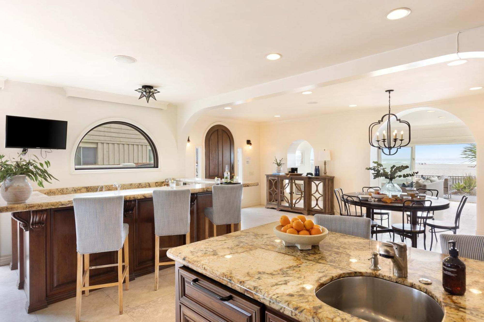 Casa de férias Shoreline By Avantstay Spectacular Beachfront W Fire Pit Pool Table *