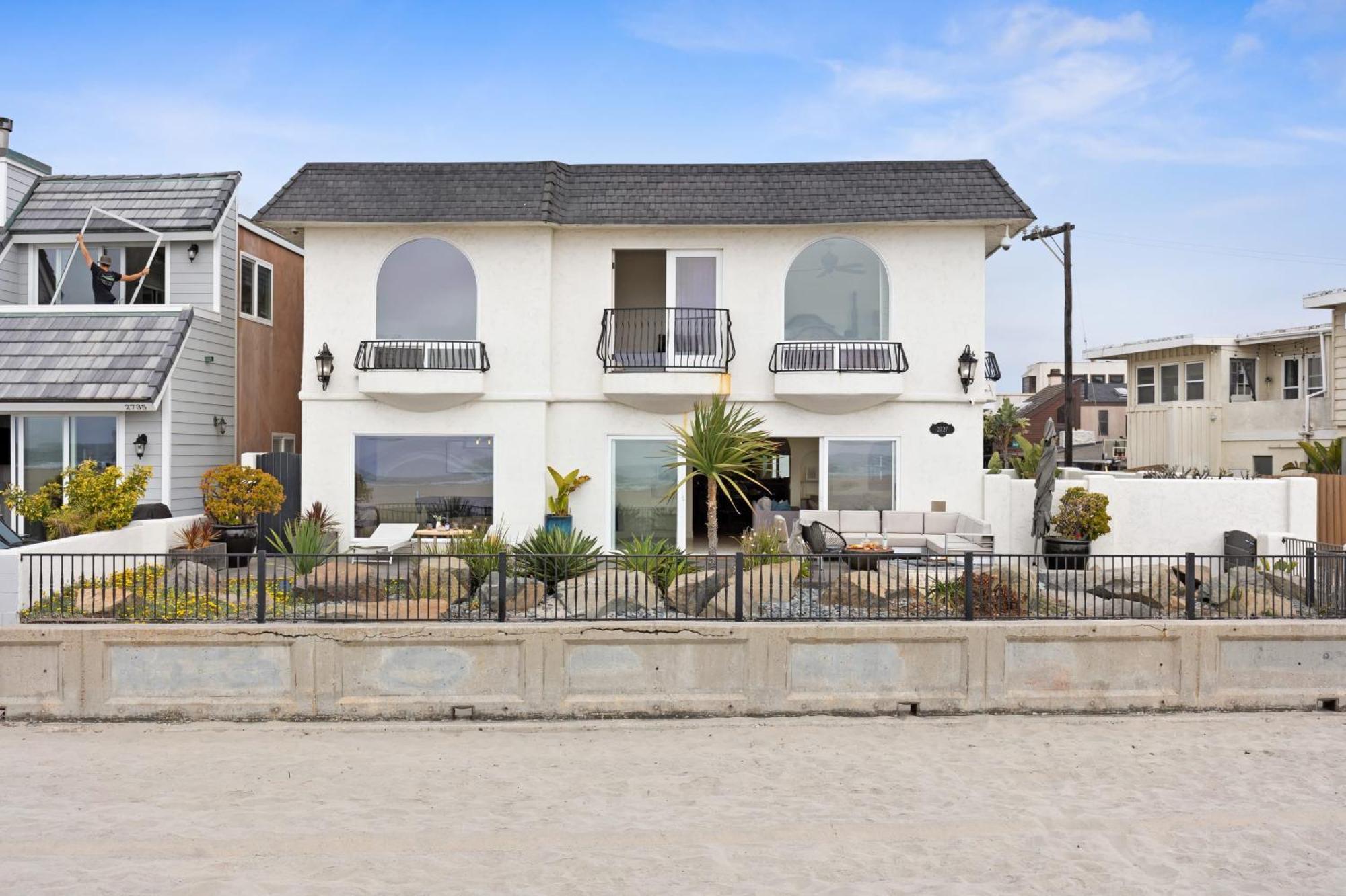 Holiday home Shoreline By Avantstay Spectacular Beachfront W Fire Pit Pool Table