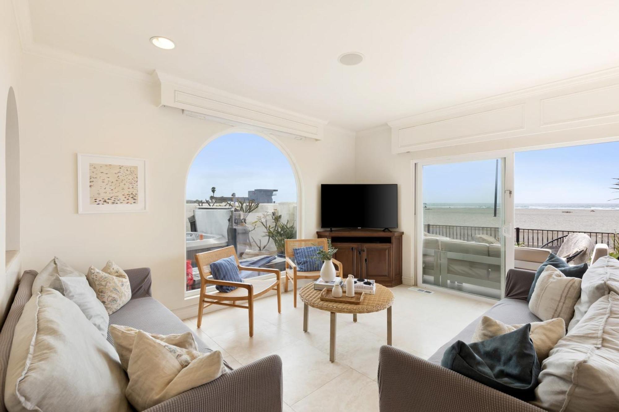 Holiday home Shoreline By Avantstay Spectacular Beachfront W Fire Pit Pool Table